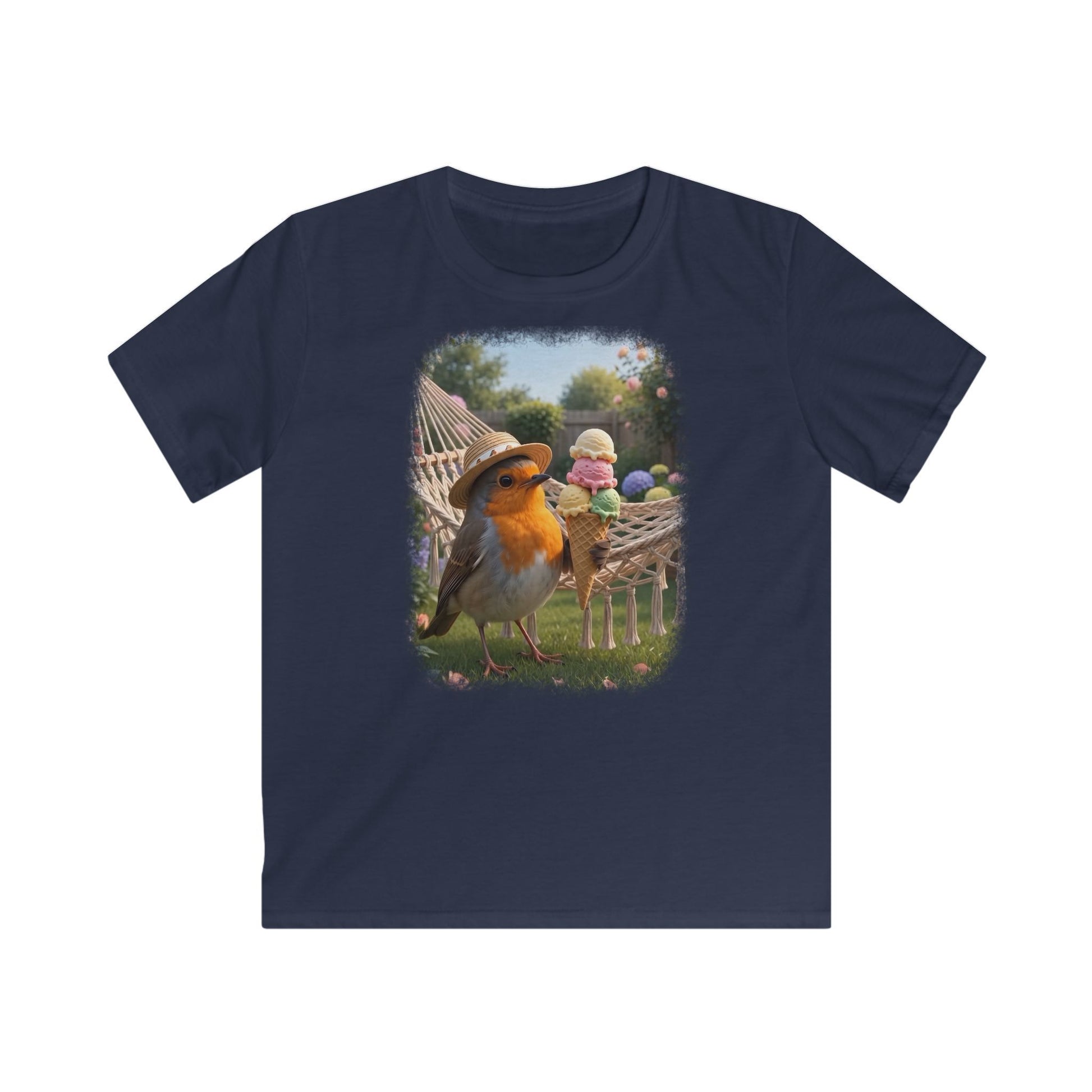 Lustiges Vogel T-Shirt für Kinder. Das kleine Rotkehlchen Rosi steht im sommerlichen Garten und schleckt an einem riesigen Eis. Ein schönes Geschenk für kleine Vogelfreunde, Vogelbeobachter und Nachwuchs-Biologen.