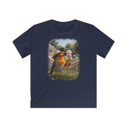 Lustiges Vogel T-Shirt für Kinder. Das kleine Rotkehlchen Rosi steht im sommerlichen Garten und schleckt an einem riesigen Eis. Ein schönes Geschenk für kleine Vogelfreunde, Vogelbeobachter und Nachwuchs-Biologen.