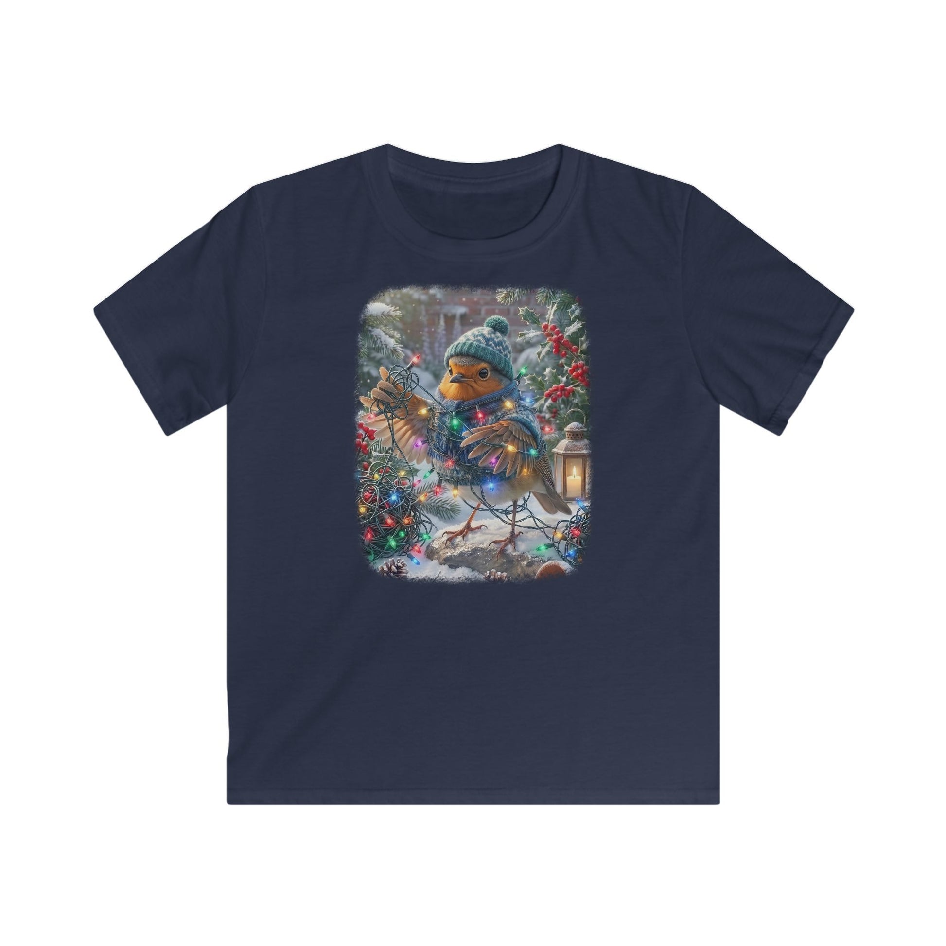 Lustiges Vogel T-Shirt für Kinder. Das kleine Rotkehlchen Rosi trägt Mütze und Schal im Winter und hat sich beim Schmücken lustig in einer leuchtenden Lichterkette verheddert. Ein schönes Geschenk für kleine Vogelfreunde, Vogelbeobachter und Nachwuchs-Biologen.