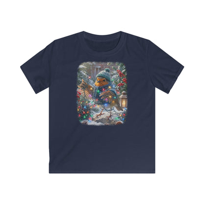 Lustiges Vogel T-Shirt für Kinder. Das kleine Rotkehlchen Rosi trägt Mütze und Schal im Winter und hat sich beim Schmücken lustig in einer leuchtenden Lichterkette verheddert. Ein schönes Geschenk für kleine Vogelfreunde, Vogelbeobachter und Nachwuchs-Biologen.