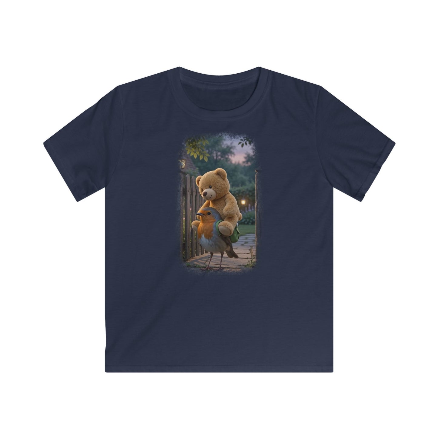Lustiges Vogel T-Shirt für Kinder. Das kleine Rotkehlchen Rosi trägt nach einem erfolgreichen Kirmesbesuch stolz einen riesigen Teddybären auf dem Rücken. Ein schönes Geschenk für kleine Vogelfreunde, Vogelbeobachter und Nachwuchs-Biologen.