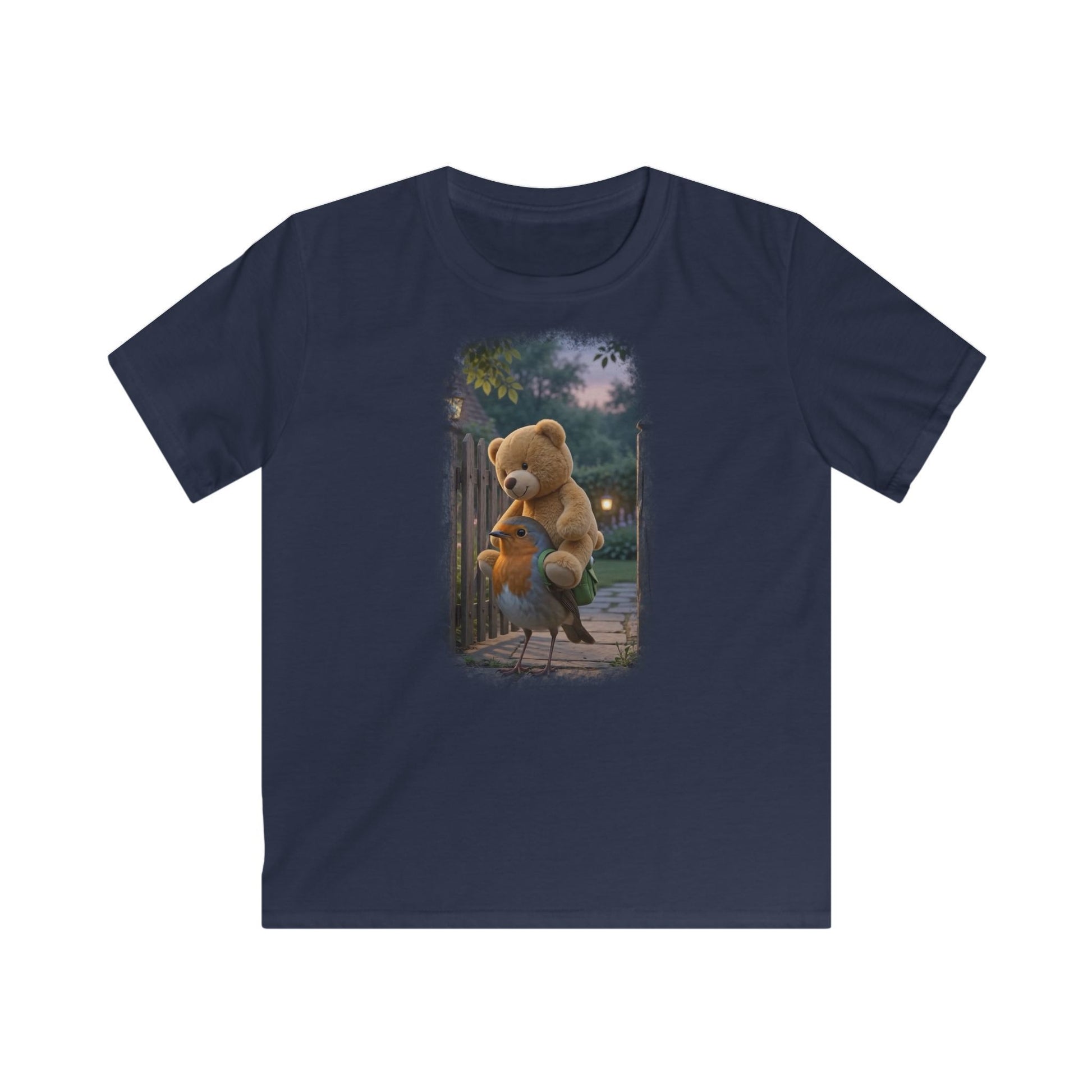 Lustiges Vogel T-Shirt für Kinder. Das kleine Rotkehlchen Rosi trägt nach einem erfolgreichen Kirmesbesuch stolz einen riesigen Teddybären auf dem Rücken. Ein schönes Geschenk für kleine Vogelfreunde, Vogelbeobachter und Nachwuchs-Biologen.