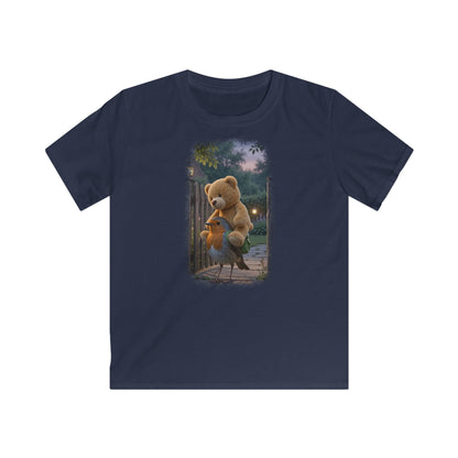 Lustiges Vogel T-Shirt für Kinder. Das kleine Rotkehlchen Rosi trägt nach einem erfolgreichen Kirmesbesuch stolz einen riesigen Teddybären auf dem Rücken. Ein schönes Geschenk für kleine Vogelfreunde, Vogelbeobachter und Nachwuchs-Biologen.