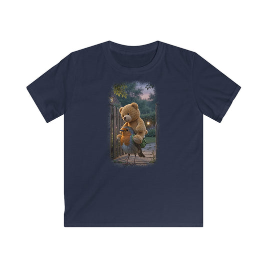 Lustiges Vogel T-Shirt für Kinder. Das kleine Rotkehlchen Rosi trägt nach einem erfolgreichen Kirmesbesuch stolz einen riesigen Teddybären auf dem Rücken. Ein schönes Geschenk für kleine Vogelfreunde, Vogelbeobachter und Nachwuchs-Biologen.