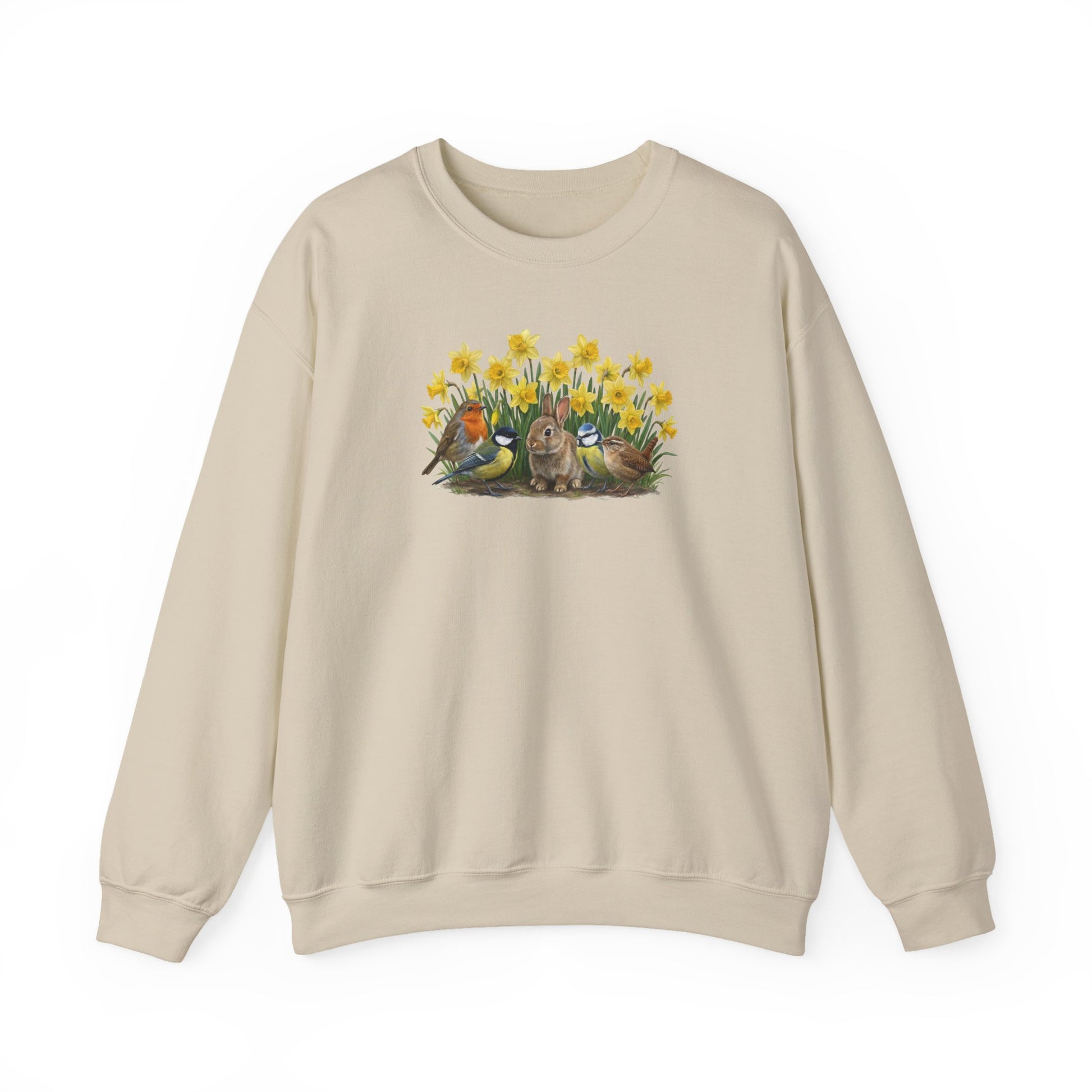 Cremefarbener Sweatshirt mit großem Oster-Motiv auf der Brust: Ein braunes Kaninchen umringt von Rotkehlchen, Meisen, Zaunkönig und gelben Osterglocken.