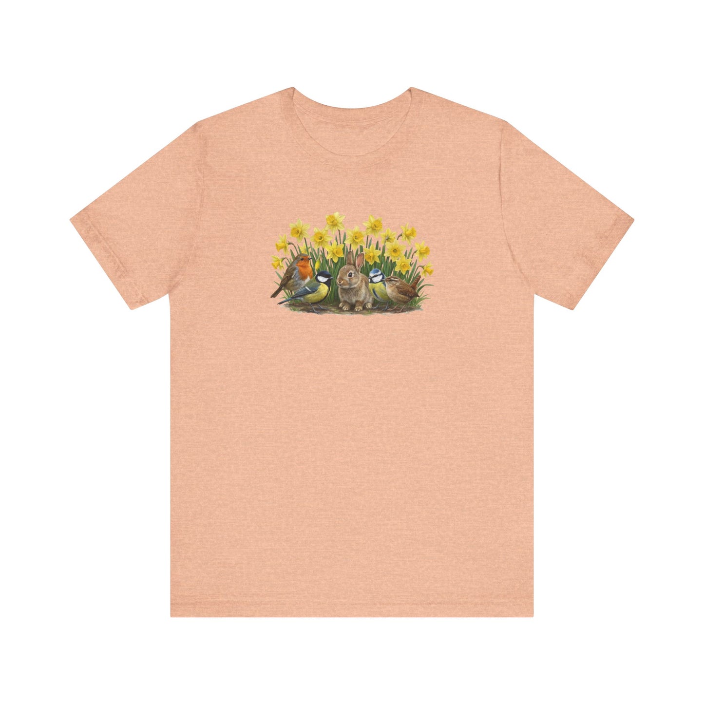 Peach T-Shirt mit großem Frühlings-Aufdruck: Ein Kaninchen sitzt zwischen gelben Osterglocken, umgeben von Rotkehlchen, Blaumeise, Kohlmeise und Zaunkönig.