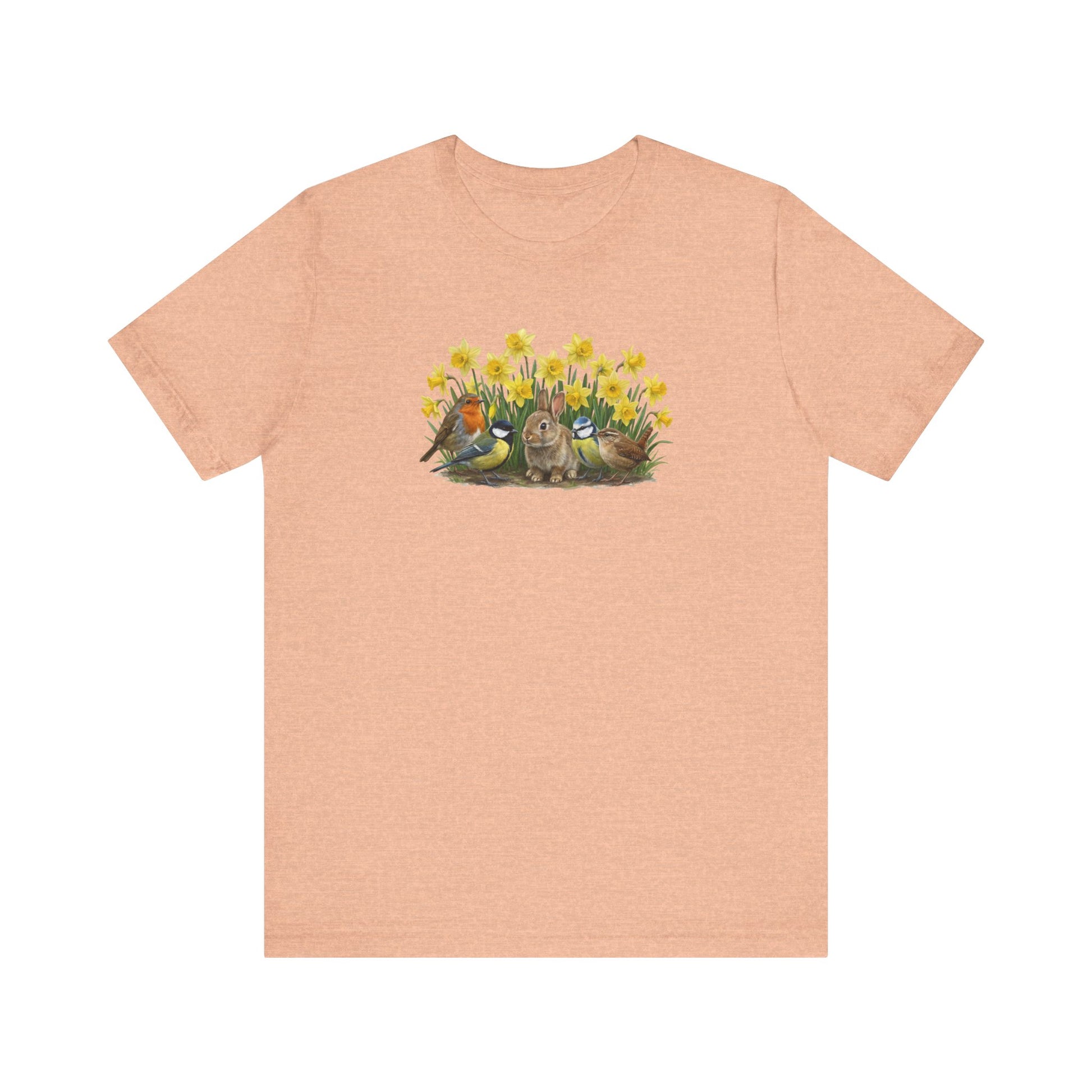 Peach T-Shirt mit großem Frühlings-Aufdruck: Ein Kaninchen sitzt zwischen gelben Osterglocken, umgeben von Rotkehlchen, Blaumeise, Kohlmeise und Zaunkönig.