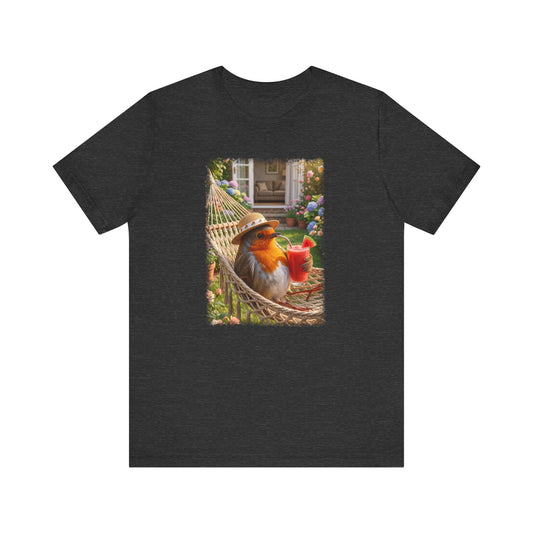 Premium T-Shirt mit dem Rosi Rotkehlchen Motiv. Die aufgedruckte digitale Illustration zeigt das heimische Rotkehlchen entspannt in einer Hängematte liegend, während es einen Wassermelonen-Smoothie sicher mit den Flügeln festhält.