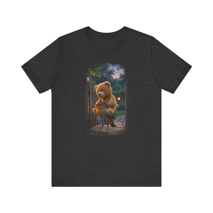 Dunkelgrau meliertes T-Shirt aus Baumwolle. Auf der Brust ist eine witzige digitale Illustration aufgedruckt: Ein niedliches Rotkehlchen namens Rosi steht im Vorgarten und versucht, einen riesigen Kirmes-Teddybären in einen viel zu kleinen grünen Frosch-Rucksack zu quetschen.