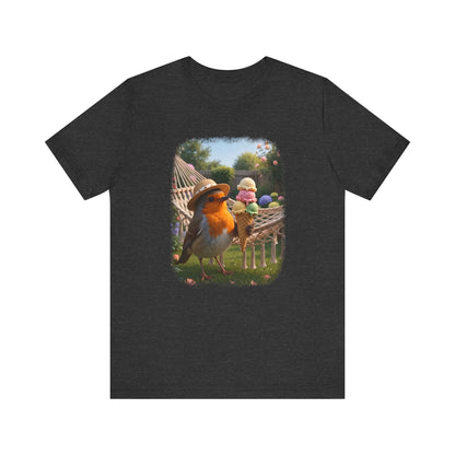 Dunkelgrau meliertes T-Shirt aus weicher Baumwolle. Auf der Brust ist eine große, farbenfrohe digitale Illustration aufgedruckt: Das Rotkehlchen Rosi steht mit einem Sonnenhut in einem sommerlichen Garten und hält ein riesiges Eis mit vier Kugeln in den Flügeln.