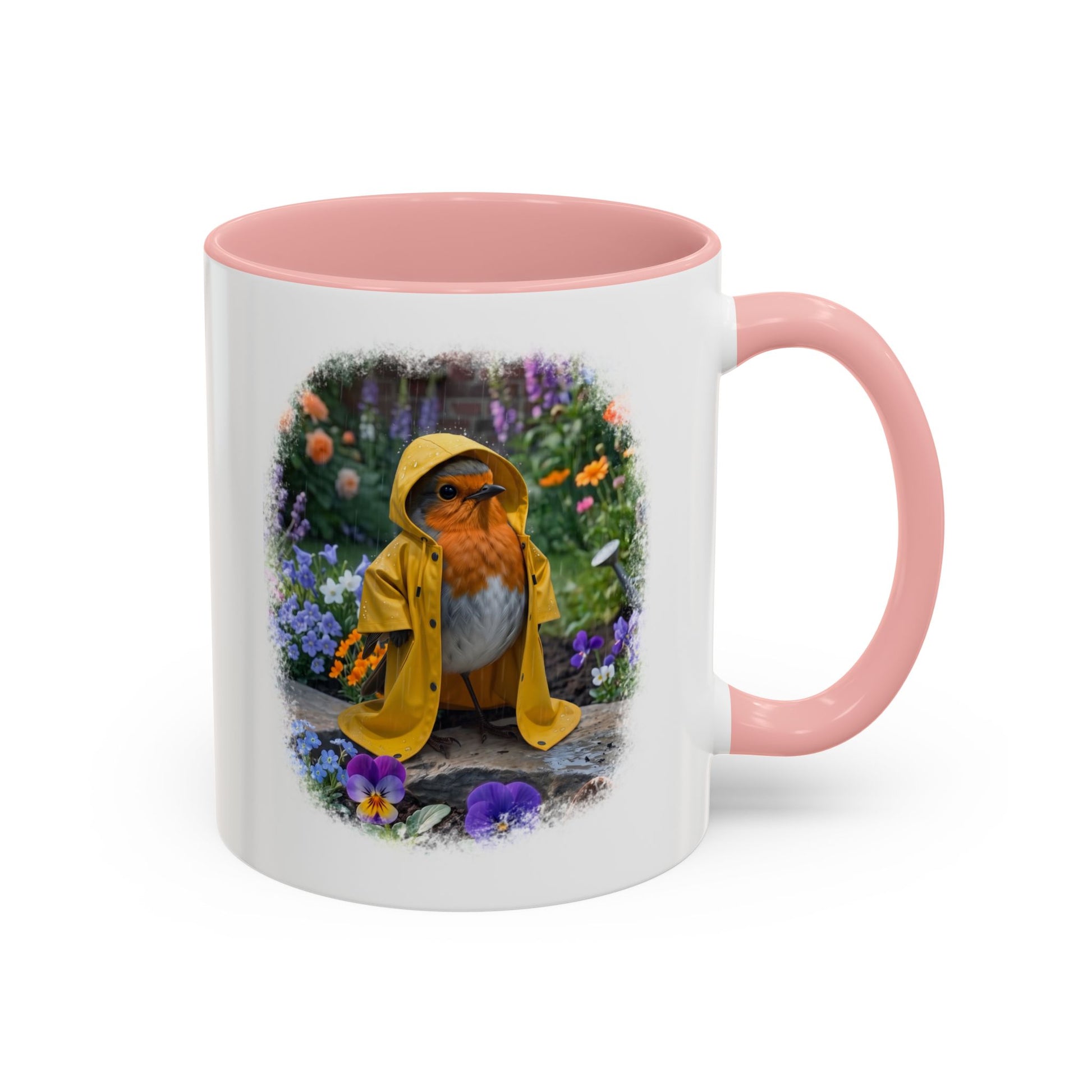 Weiße Keramiktasse mit farbigem Henkel und Innenseite. Darauf gedruckt ist eine digitale Illustration von einem niedlichen Rotkehlchen namens Rosi, das an einem Regentag ein Oversized-Regencape in einem Blumenbeet trägt.