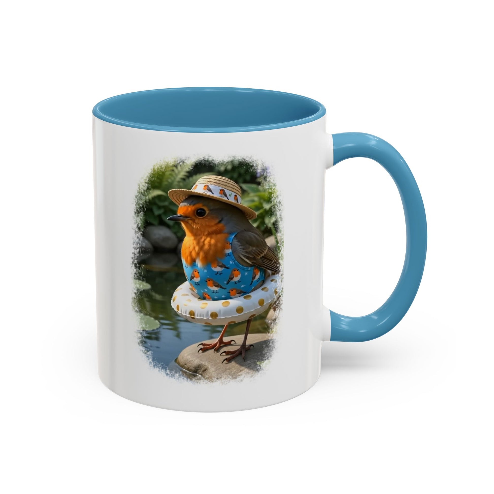 Weiße Keramiktasse mit farbigem Henkel und Innenseite. Das aufgedruckte Motiv zeigt eine digitale Illustration von einem niedlichen Rotkehlchen namens Rosi, das einen blauen Badeanzug und einen weißen Schwimmring mit goldenen Punkten trägt und an einem sonnigen Gartenteich steht.