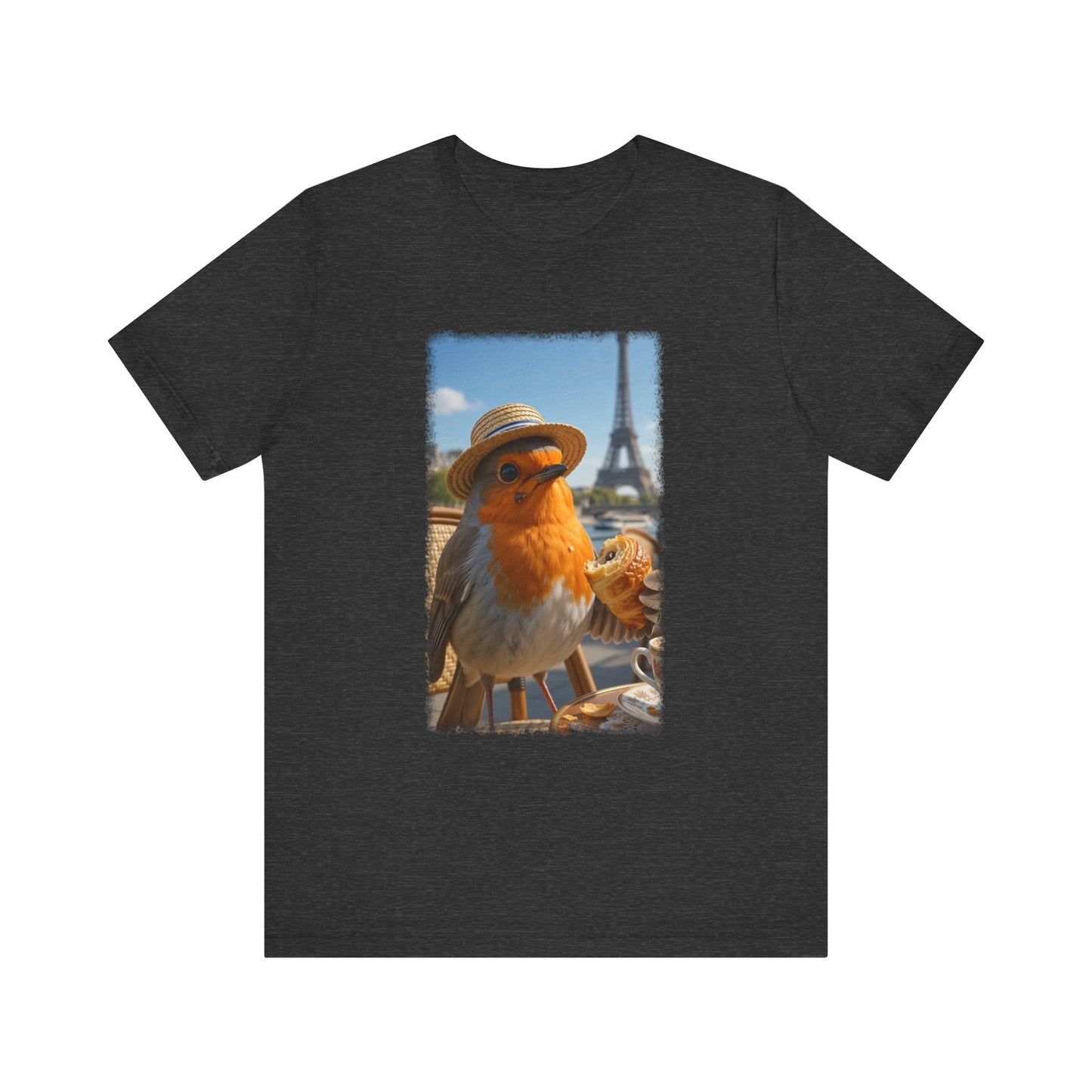 Weiches Premium T-Shirt mit einer digital gemalten Illustration von Rosi Rotkehlchen, das ein Croissant in einem Pariser Bistro vor dem Eiffelturm isst.