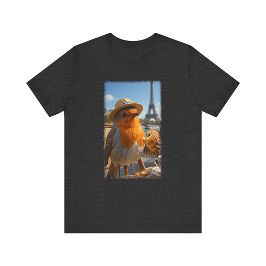 Weiches Premium T-Shirt mit einer digital gemalten Illustration von Rosi Rotkehlchen, das ein Croissant in einem Pariser Bistro vor dem Eiffelturm isst.