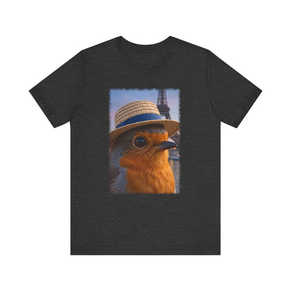 Weiches Premium T-Shirt mit einer digital gemalten Illustration von Rosi Rotkehlchen im Groß-Porträt mit Sonnenhut vor dem Eiffelturm in Paris.